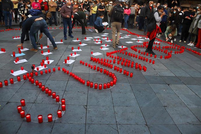 Archivo - Un grupo de personas coloca un conjunto de velas formando la palabra 'juntos' durante una concentración en la Plaza de España de Los Llanos de Aridane, a 27 de diciembre de 2021