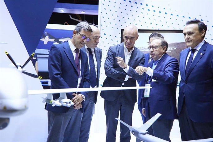 El consejero de Políticas para la Industria y la Energía de la Junta de Andalucía, Jorge Paradela, (i) junto al consejero de Universidad e Innovación de la Junta, José Carlos Gómez, (d) y el alcalde de Sevilla, Antonio Muñoz, (2i) en el evento de drones.