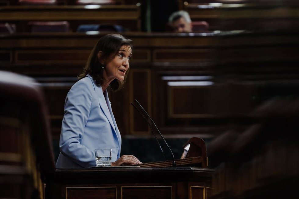 La ministra de Industria, Comercio y Turismo, Reyes Maroto, durante una sesión plenaria en el Congreso de los Diputados, a 14 de septiembre de 2022, en Madrid (España). El pleno aprobó ayer iniciar la tramitación de la reforma del Estatuto de Autonomía