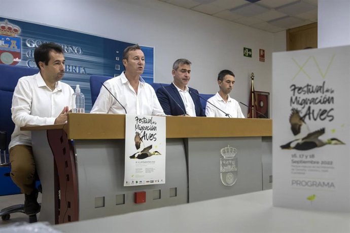 El Consejero De Desarrollo Rural, Ganadería, Pesca, Alimentación Y Medio Ambiente, Guillermo Blanco, Presenta, En Rueda De Prensa, Junto Al Alcalde De Santoña, Sergio Abascal, El XV Festival De La Migración De Las Aves De Santoña