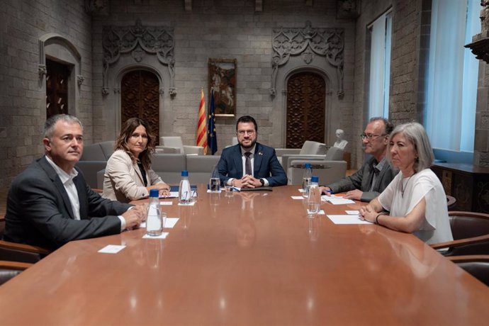 El presidente de la Generalitat, Pere Aragons (c), preside una reunión con el presidente de mnium, Xavier Antich (2d); la presidenta de la ANC, Dolors Feliu (d); y el presidente de la AMI, Jordi Gaseni (i), a 13 de septiembre de 2022. 