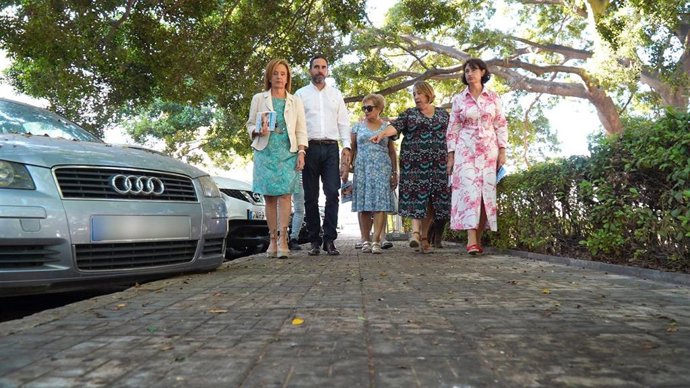 El portavoz municipal socialista, Daniel Pérez, en la céntrica Plaza del Ejido junto a la concejala del PSOE Carmen Martín; la viceportavoz del grupo, Begoña Medina y la concejala Rosa del Mar Rodríguez.
