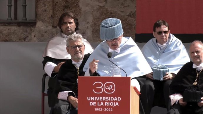 El director del Instiuto Cervantes, Luis Garcia Montero, pronunciando la lección inaugural en la apertura del curso académico 2022-2023 de la UR
