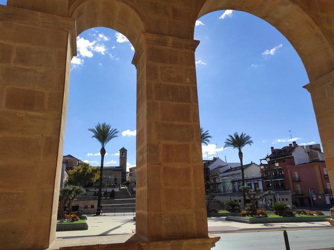 Archivo - Plaza del Ayuntamiento de Linares.