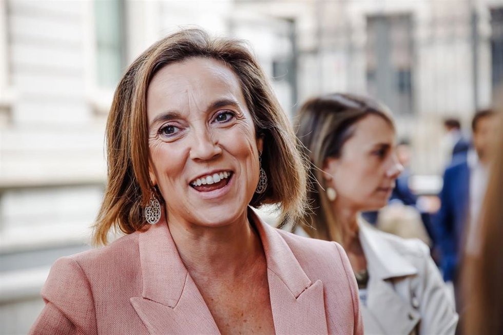 La secretaria general del Partido Popular, Cuca Gamarra, a su salida de una sesión plenaria en el Congreso de los Diputados, a 14 de septiembre de 2022, en Madrid (España). 