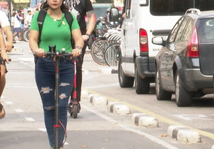 Archivo - Una usuaria de patinete en Valncia