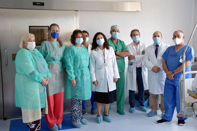 La consejera de Salud y Consumo de la Junta de Andalucía, Catalina García, ha visitado las intalacioens del robot quirúrgico Da Vinci en el Hospital Universitario Juan Ramón Jiménez de Huelva.