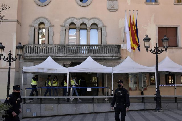 Archivo - Agents de Policia Nacional durant l'escorcoll a la Conselleria d'Esports de l'Ajuntament de Cornellà el 14 de febrer del 2022