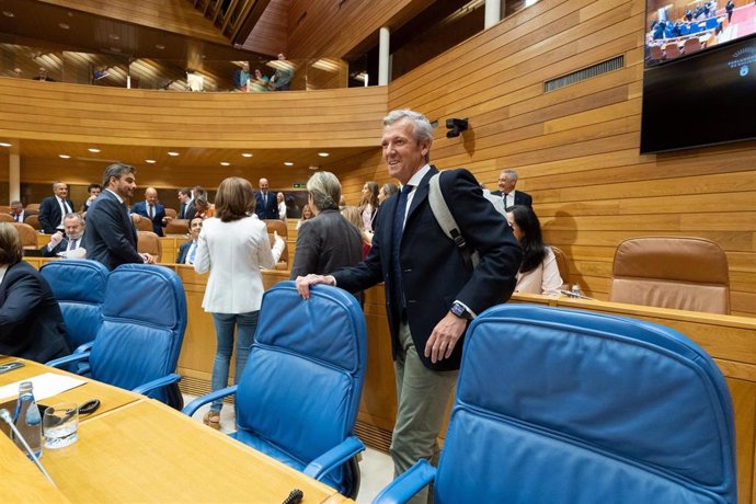 El presidente de la Xunta, Alfonso Rueda, a su llegada al hemiciclo gallego en la sesión de control en el Parlamento de Galicia