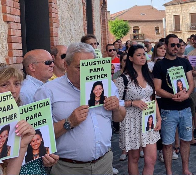 Archivo - Personas durante una concentración en recuerdo a Esther López en Traspinedo (Valladolid)