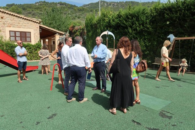 El conseller de Educación, Martí March, visita la escuela de Fornalutx