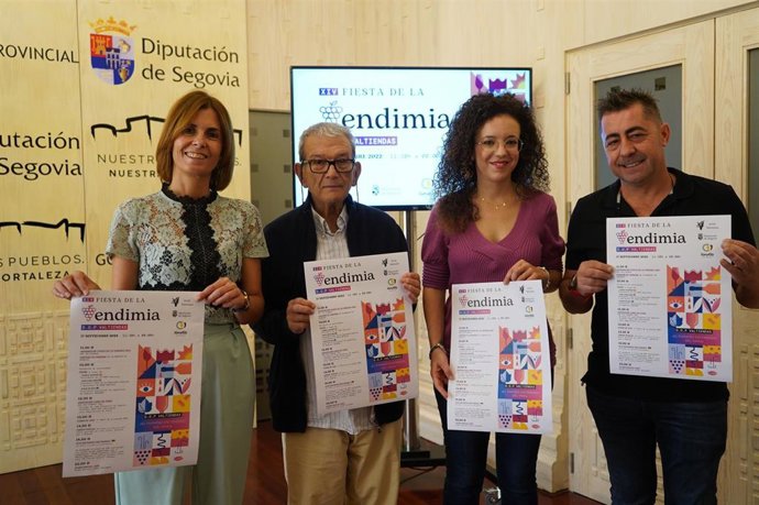 La diputada delegada del área de Empleo, Promoción Provincial y Sostenibilidad, Noemí Otero, acompañada por el alcalde de la localidad, Manuel Pedro de Frutos Gordo, y por el presidente de la DOP Valtiendas, José María Galindo.