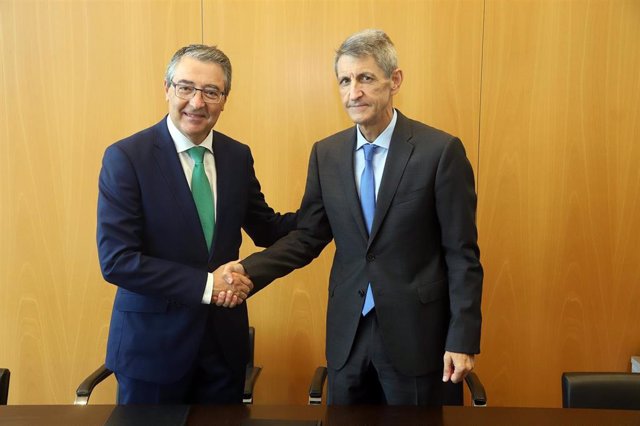 E presidente de la Fundación Bancaria Unicaja, José M. Domínguez, y el presidente de la Diputación Provincial de Málaga, Francisco Salado, en la firma de un acuerdo de colaboración