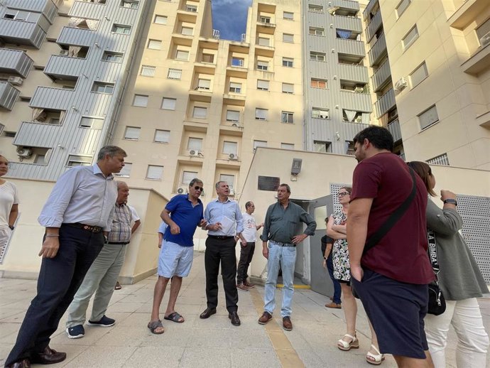 El candidato del PP a la Alcaldía de Sevilla, José Luis Sanz, en una promoción de viviendas de Emvisesa en Sevilla Este.