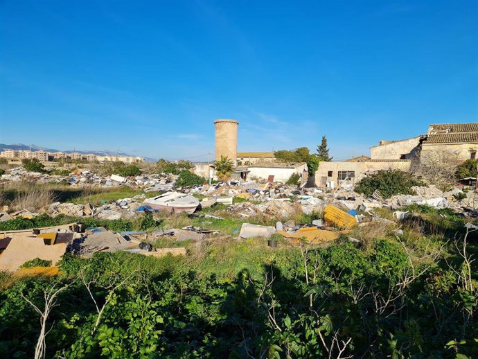 Archivo - Vertedero ilegal en un solar privado en Son Güells.