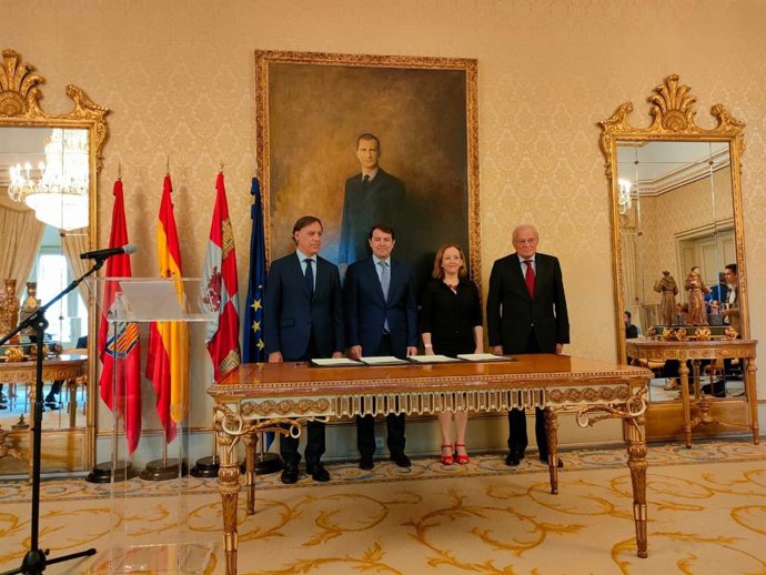 El alcalde de Salamanca, Carlos García Carballo, el presidente de la Junta de Castilla y León, Alfonso Fernández Mañueco, la presidenta del Consejo Superior de Investigaciones Científicas, Eloísa del Pino, y el presidente de Unicaja Banco, Manuel Azuaga,