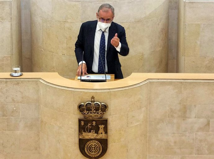 Archivo - Imagen de archivo del rector de la UC, Ángel Pazos, en el Parlamento de Cantabria