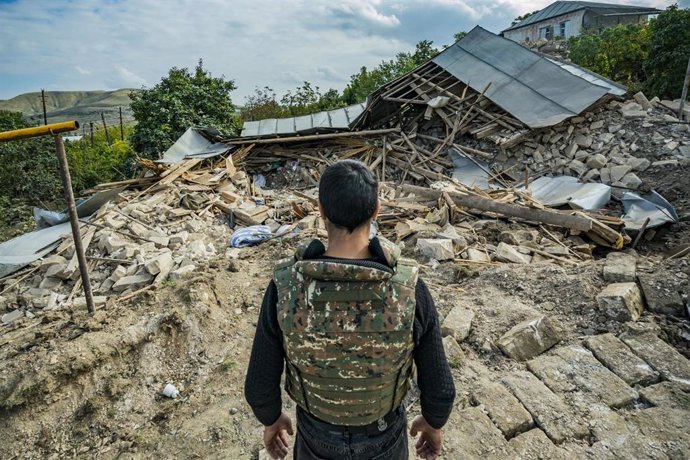 Archivo - Un miliciano en las ruinas de una casa destruida en suelo armenio por los enfrentamientos de Armenia y Azerbaiyán.