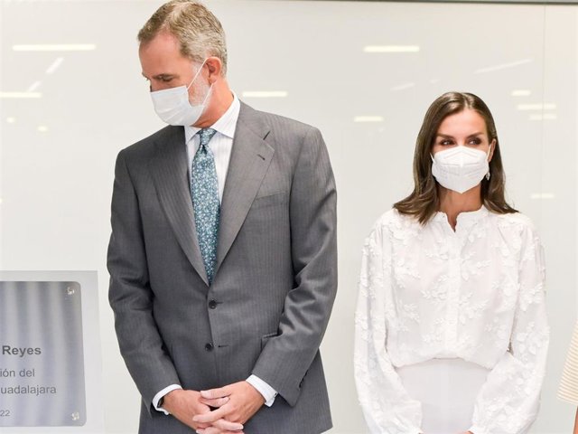 Los Reyes Felipe y Letizia durante la inauguración de la ampliación del Hospital Universitario de Guadalajara