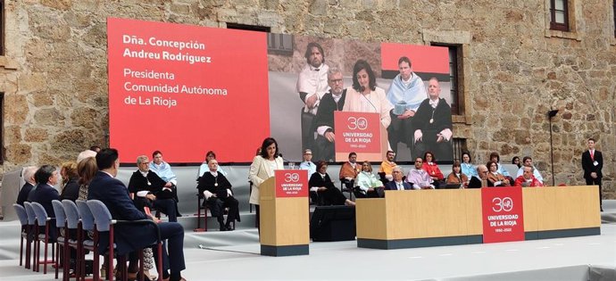 La presidenta del Gobierno riojano, Concha Andreu, interviene en la apertura del curso académico 2022-2023 de la UR