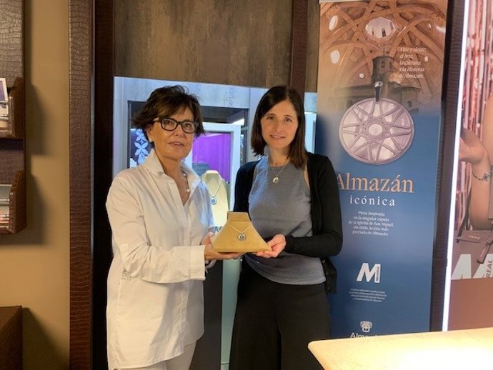Pilar Monreal (izda) y Teresa Ágreda presentan la colección de joyas 'Almazán icónica'.