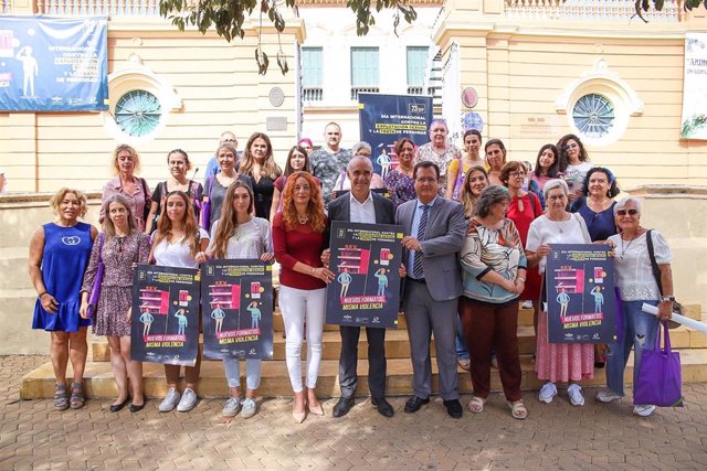 El alcalde de Sevilla, junto a la delegada de Igualdad y el concejal de Gobernación en la presentación de la campaña 'Nuevos formatos, misma violencia' por el Día internacional contra la explotación sexual.