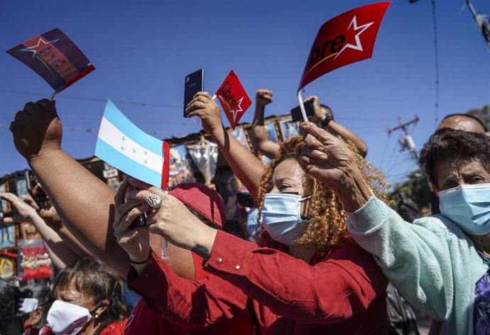 Seguidores de Xiomara Castro con banderas del partido Libre. Archivo.