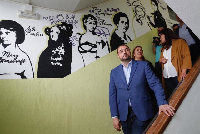 El presidente Adrián Barbón asiste al acto de apertura del curso escolar en Boal.