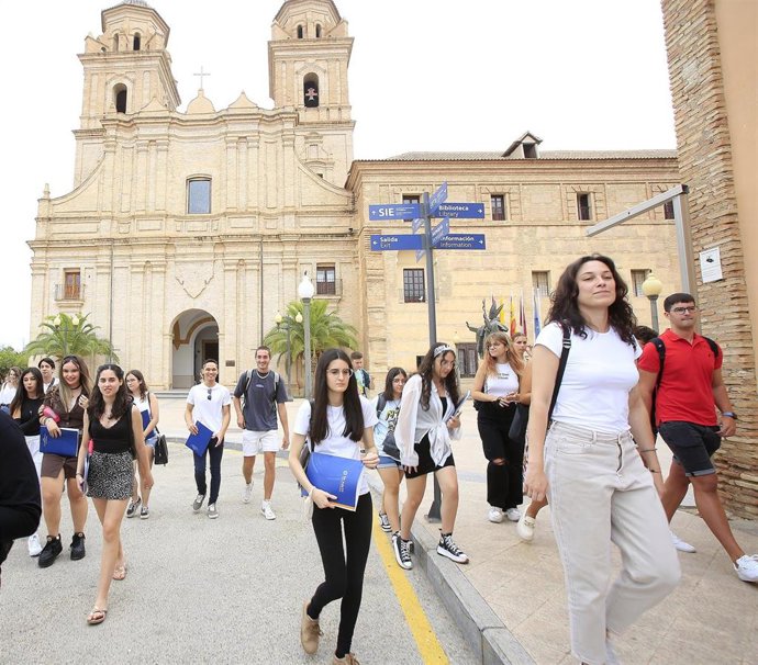 Estudiantes del Instituto Superior de FP San Antonio en el Campus de Los Jerónimos