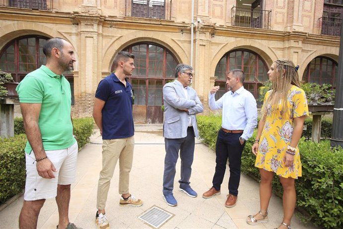 Jerónimo Lajara, Decano De La Facultad De Medicina De La UCAM (En El Centro), Recibe A Algunos De Los Miembros De La Universidad Que Han Participado En La Misión De Uganda