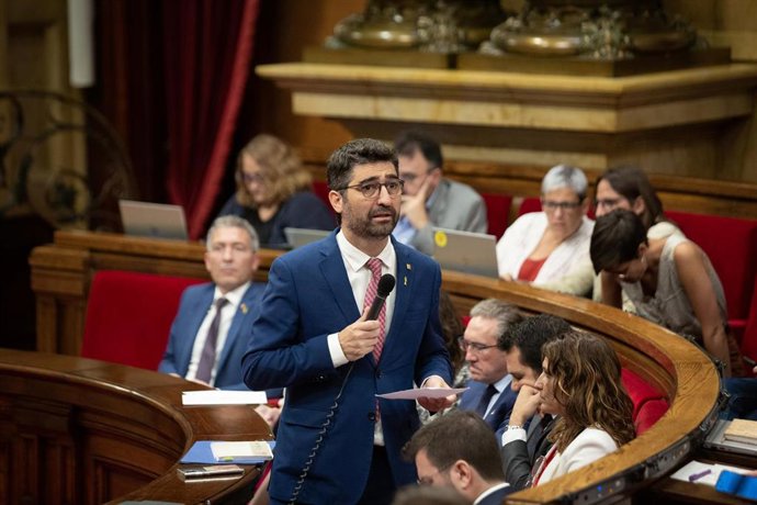 Archivo - El vicepresidente y conseller de Territorio y Políticas Digitales, Jordi Puigneró, interviene en un pleno del Parlament. ARCHIVO.