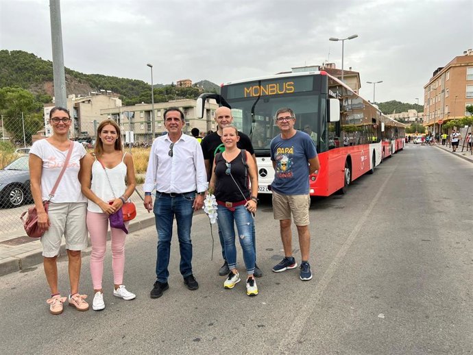El alcalde y concejales posan ante uno de los autobuses lanzadera