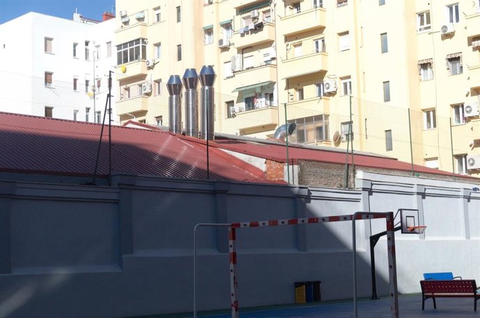 Archivo - Las chimeneas de las cocinas fantasma de la calle de Alejandro Ferrant están al lado del Colegio Miguel de Unamuno.