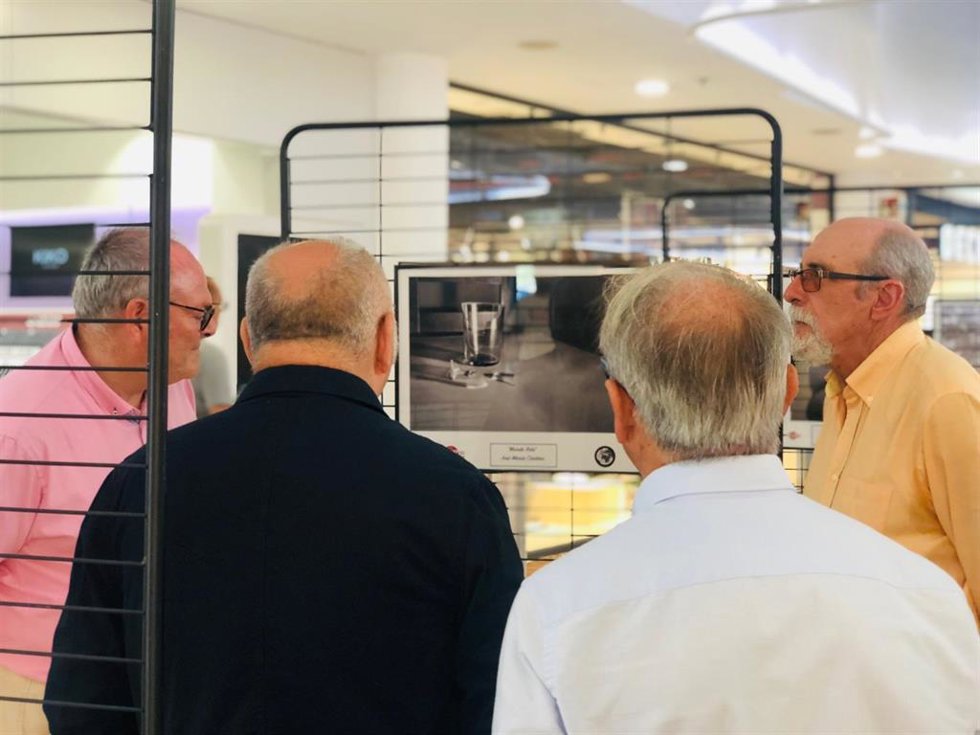 La exposición El mundo en desorden incluye una selección de 28 fotografías con formato 40 x 30 y bajo el asesoramiento técnico y comisariado de la Asociación Amigos Fotógrafos de Cádiz.