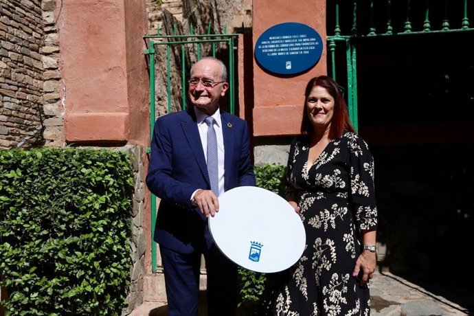 El alcalde, Francisco de la Torre, y la concejala de Cultura, Noelia Losada, descubren la placa que resalta la figura de la jurista, ensayista y escritora Mercedes Formica