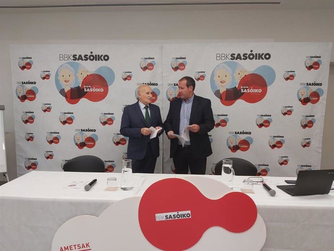 Imagen del director general de BBK,  Gorka Martínez, y de  Aitor Urrutia, asesor de programas de Personas Adultas Mayores de la entidad.