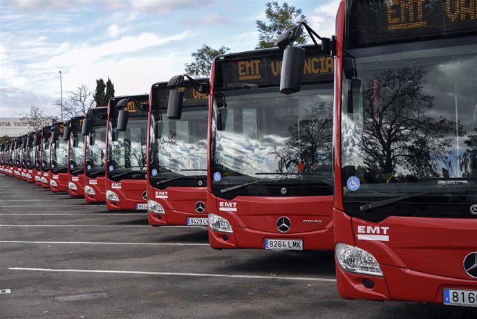 Archivo - Imagen de archivo en la presentación de nuevos autobuses híbridos de la EMT