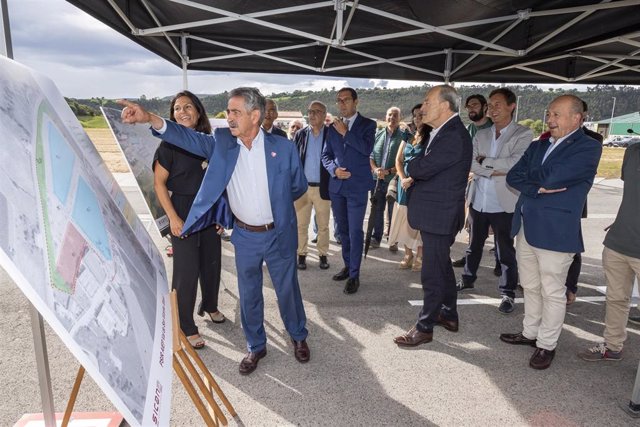 El presidentye de Cantabria en la inauguración de la pirmera fase del polígono industrial de Val de San Vicente