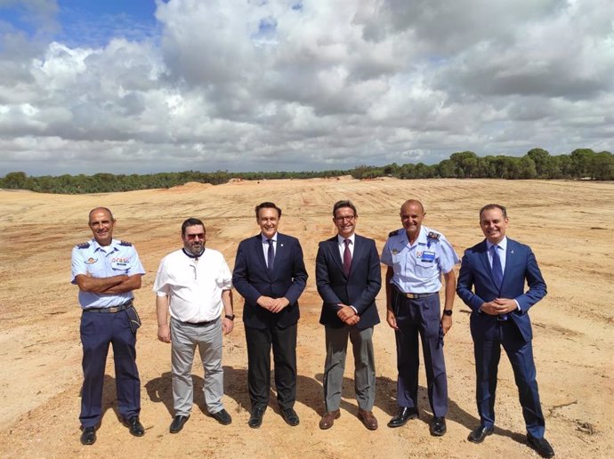 Los consejeros en su visita al Instituto Nacional de Técnica Aeroespacial (INTA), en Moguer (Huelva).