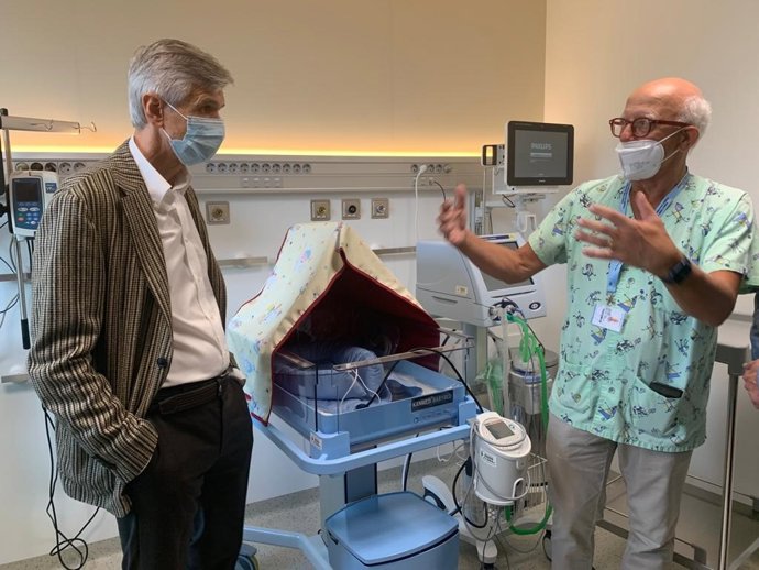 El conseller de Salud, Josep Maria Argimon, y el director clínico territorial de Pediatría de Lleida, Eduard Solé, en su visita a la nueva UCI Neonatal del Hospital Arnau de vilanova de Lleida, este miércoles 14 de septiembre de 2022