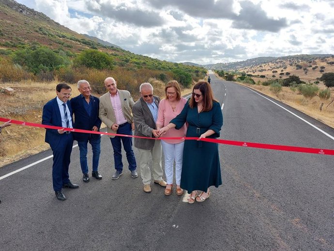 Visita de las autoridades a la carretera EX-323 de Peñalsordo a Guadalmez.