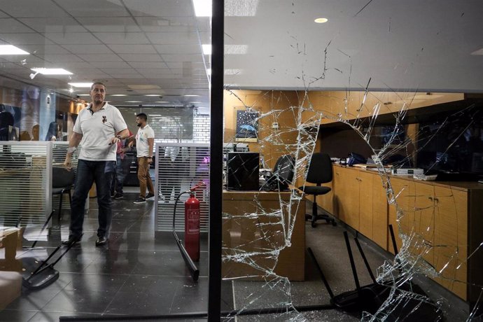 Empleados de un banco en la capital de Líbano, Beirut, después de que una mujer irrumpiera en la sucursal para reclamar la entrega de sus ahorros