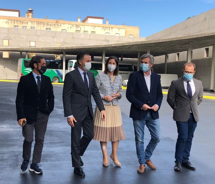 La delegada territorial de Fomento, Articulación del Territorio y Vivienda de la Junta, Cristina Casanueva, en la estación de autobuses.