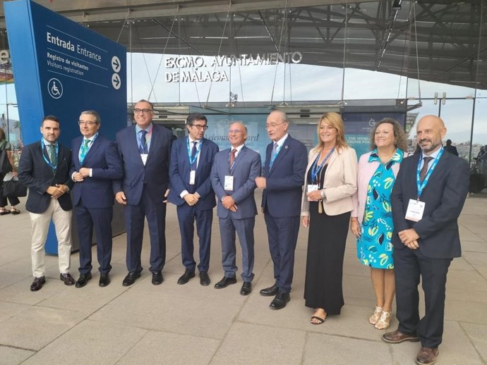 Una delegación del Puerto de Huelva y HuelvaPort, encabezada por la presidenta del puerto onubense, Pilar Miranda, está presente los días 14 y 15 de septiembre en el encuentro internacional de cruceros Seatrade Cruise Med de Málaga.