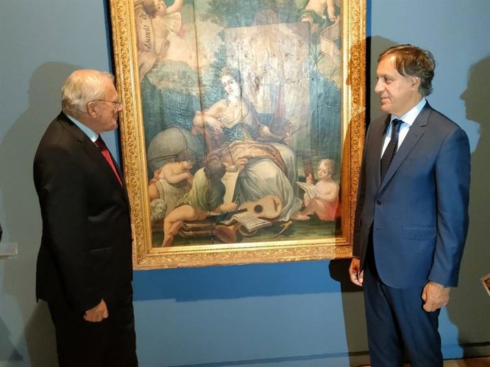 El presidente de Unicaja Banco, Manuel Azuaga (i), y el alcalde de Salamanca, Carlos García Carbayo (d).