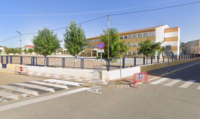 Un conductor ebrio se salta las vallas que cortaban el tráfico en la entrada de un colegio en Talavera la Real