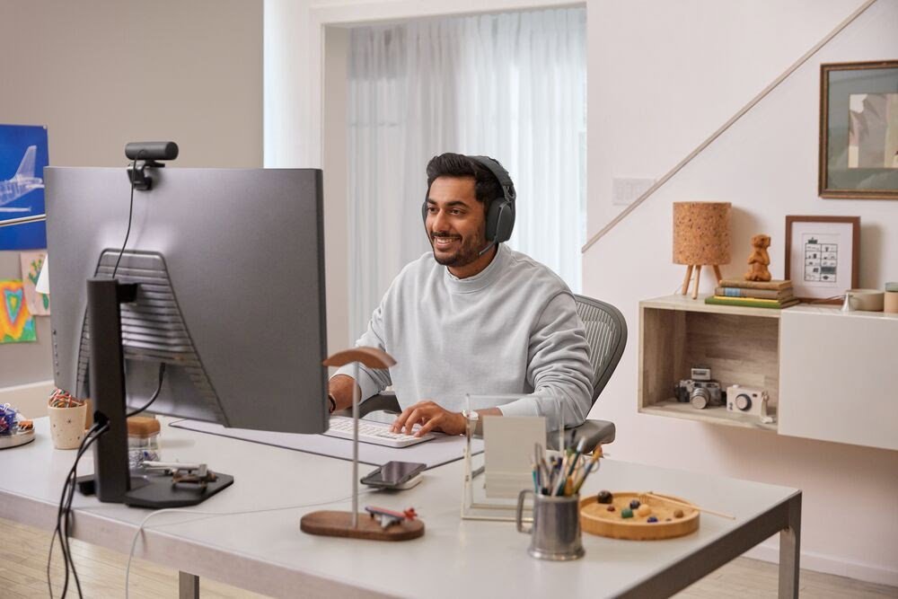 Logitech aborda el trabajo híbrido con la webcam Brio 500 y los auriculares inalámbricos Zone Vibe - Vimarsana News