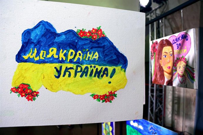 Archivo - Dibujos infantiles exhibidos en Kiev