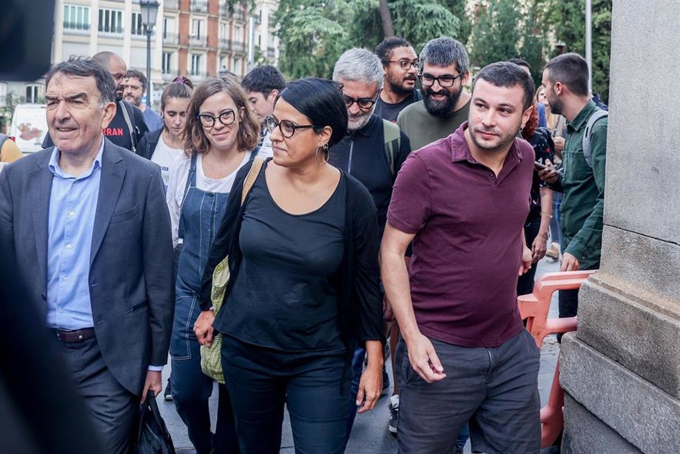 El abogado Iñigo Iruin (1i); la portavoz de la CUP en el Parlament, Eullia Reguant (2i); y la exdiputada de la CUP, Anna Gabriel (c), a su llegada para declarar ante el Tribunal Supremo