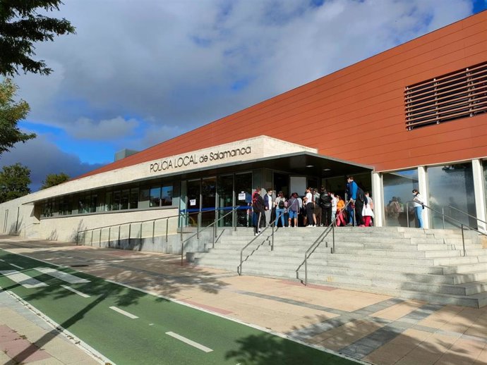 Asistentes a las dependencias de la Policía Local en la jornada de puertas abiertas de Salamanca.